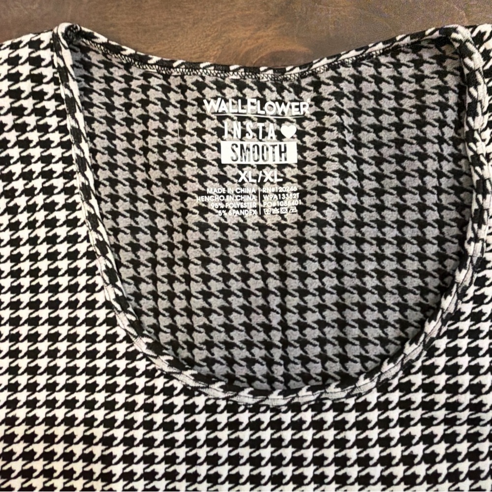 Wallflower Black and White Houndstooth Short Sleeve Top - Picture 2 of 4